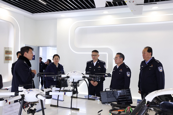 4南京警院参观无人机实验室.jpg